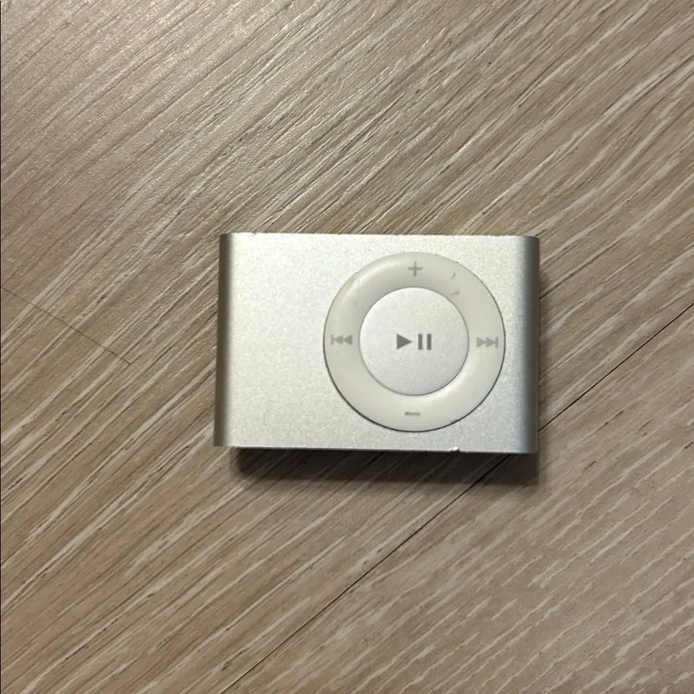 Apple iPod Shuffle 2nd Gen in Metallic Silver A1204